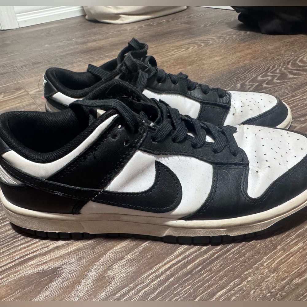 NIKE PANDA DUNKS SIZE 8